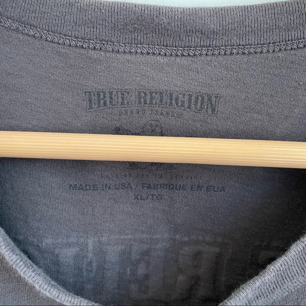 True Religion Felt Logo Dark Gray and Red Crew
Neck T-Shirt Size XL - Picture 4 of 9